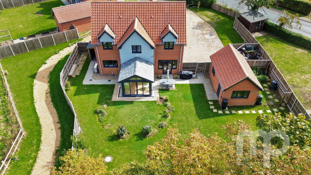 1 George Close, Exceptional Four-Bedroom Detached Family Home with a Quarter-Acre Plot, Bunwell photo 4