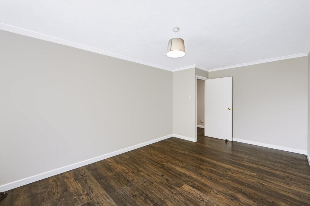 Apartment in Burgess Hill, World's End - View 5