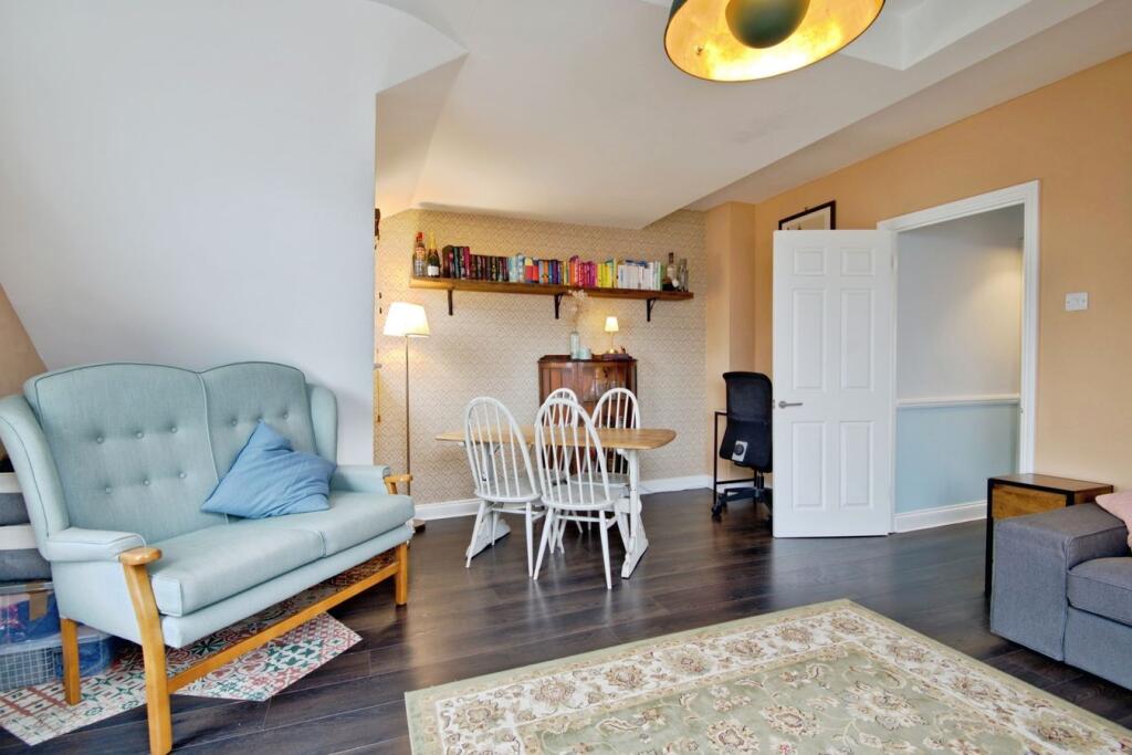 Apartment in Southend-on-Sea - View 4