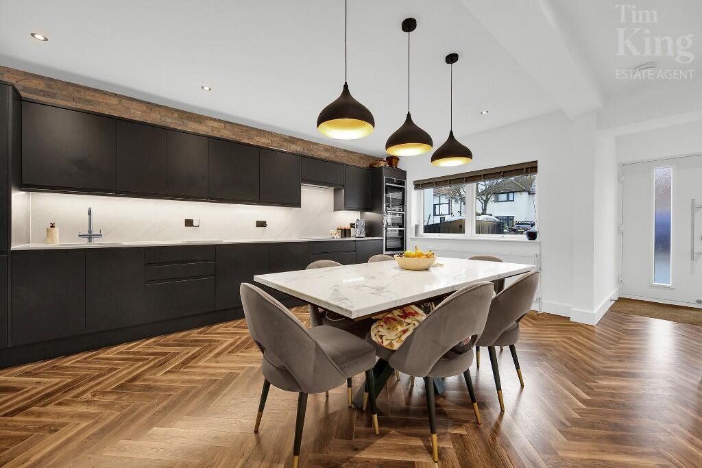 Hawkdene, Chingford, E4 photo 2