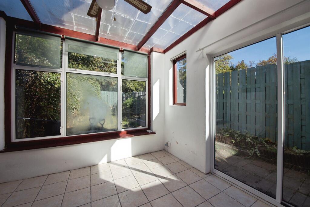 Apartment in Ilford - More