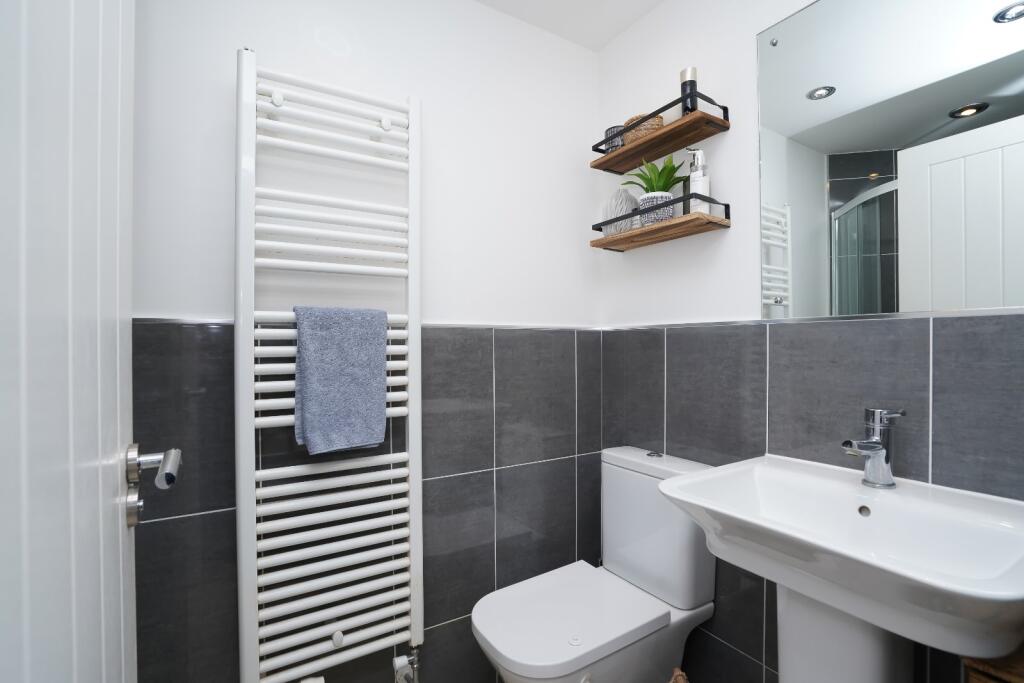 House in Hinckley and Bosworth, Leicestershire - More
