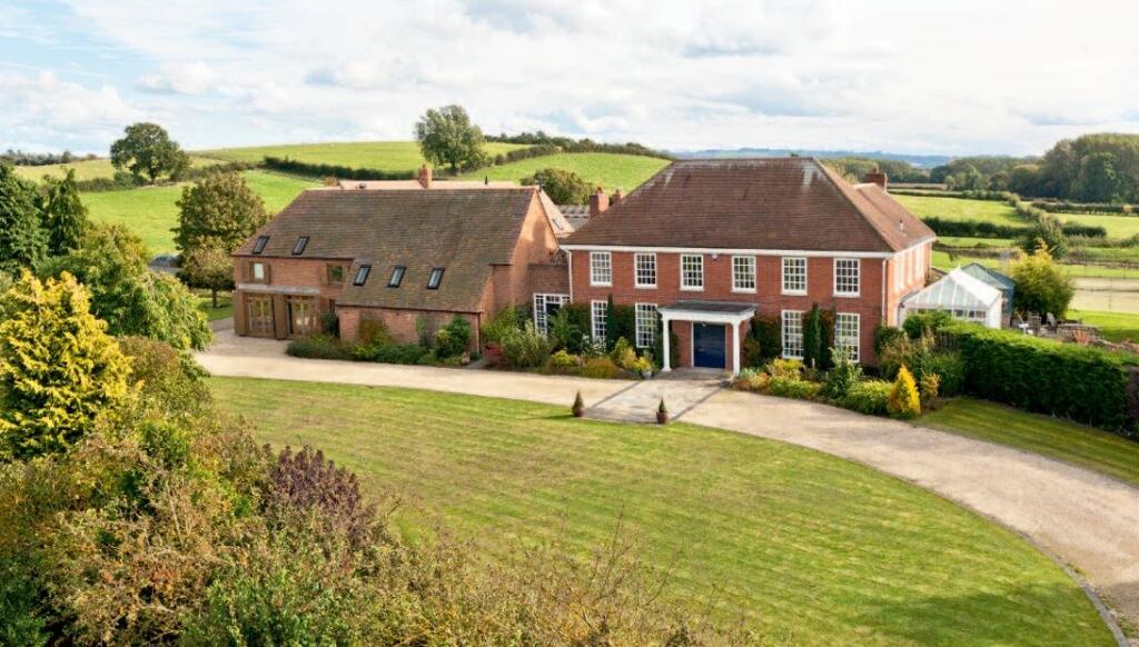 Main image of property: Upper Welford House, Barton Road, Welford on Avon, Stratford-upon-Avon, CV37 8HD