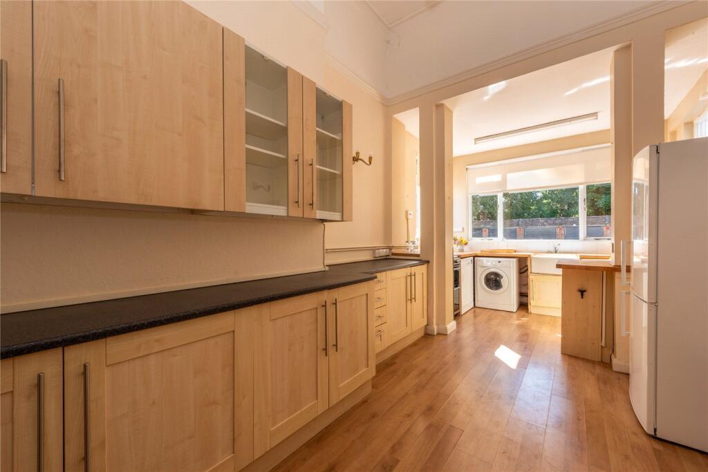 Apartment in Dorking, Pixham - View 4