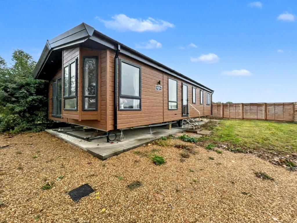 2-bed caravan on Pettaugh Road, Stonham Aspal, Stowmarket, IP14, £199,995