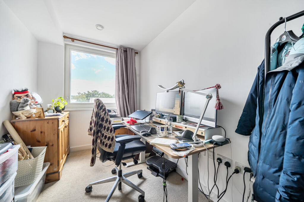 Apartment in Richmond, North Sheen - More
