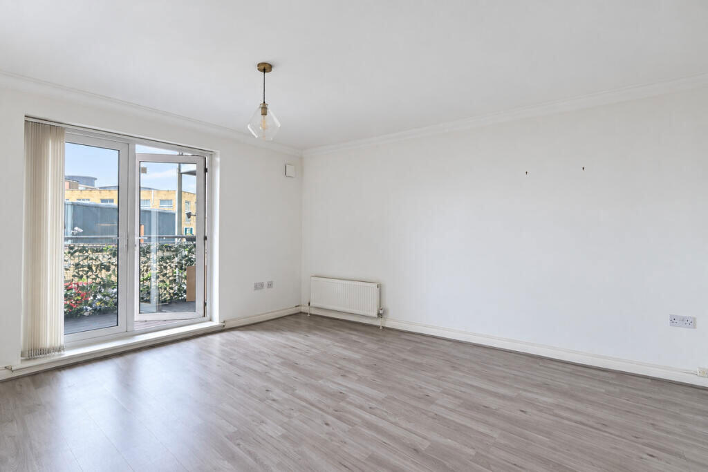 Apartment in Romford - View 3