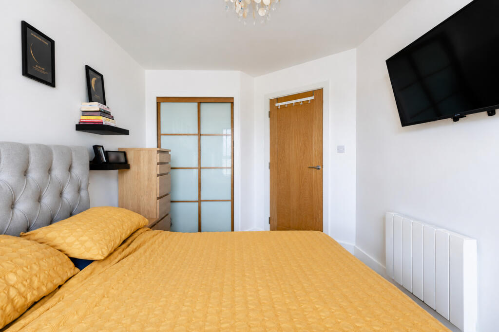 Apartment in Kingswood, The Square, Stoke Park and Cheswick - View 5