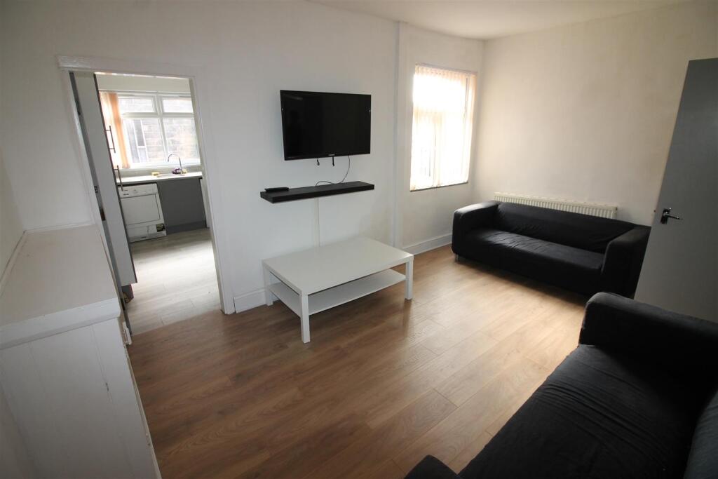 5-bed house on 3 Raven Road, £2,925/mo