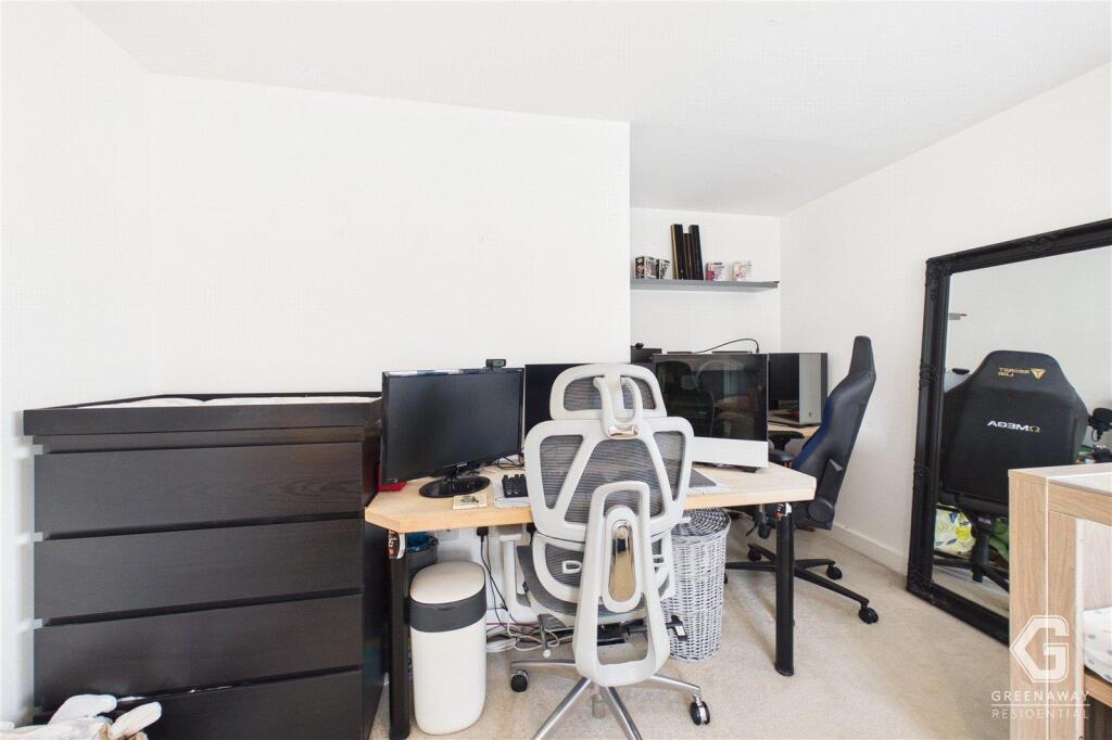 Apartment in Mid Sussex, East Grinstead - More