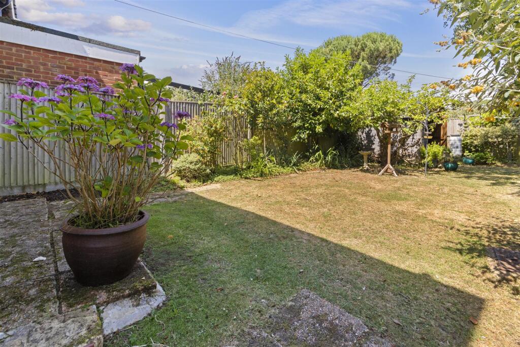 Harebeating Drive, Hailsham photo 4