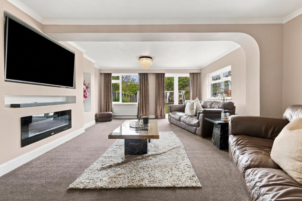 House in Basildon, Bowers Gifford and North Benfleet - View 3