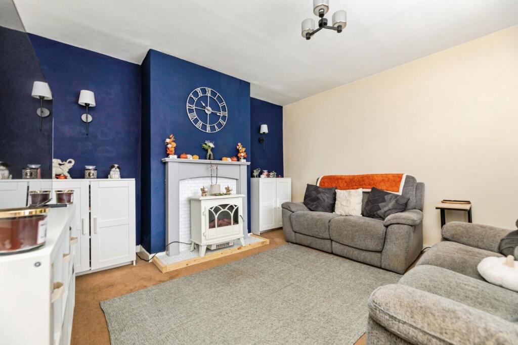 House in Sheffield, Mortomley, Ecclesfield - More