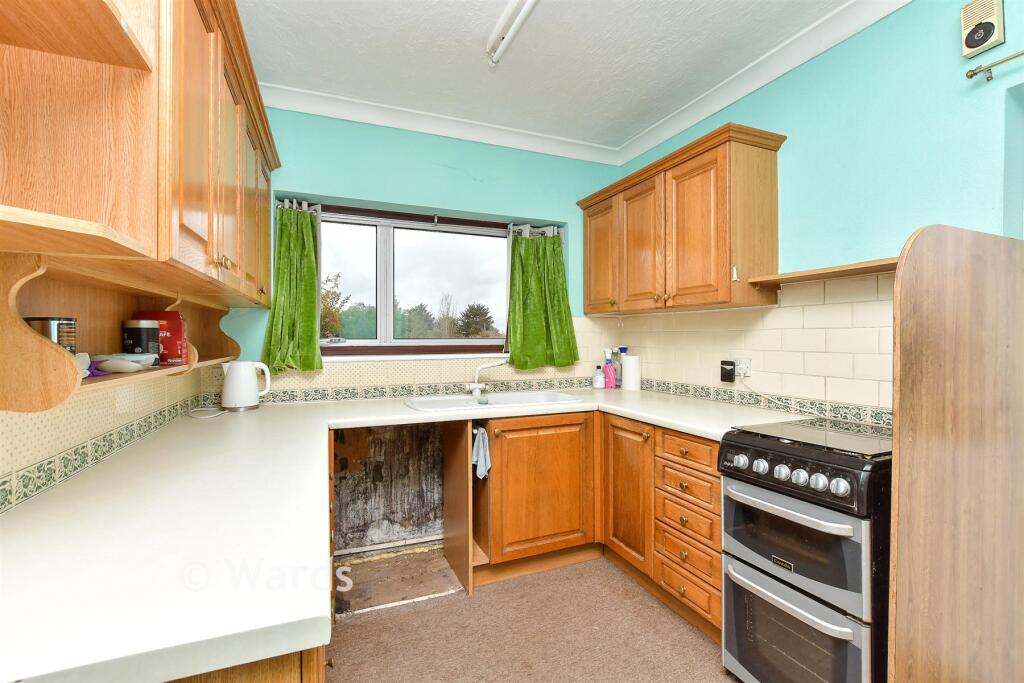 Southsea Avenue, Minster On Sea, Sheerness, Kent photo 3