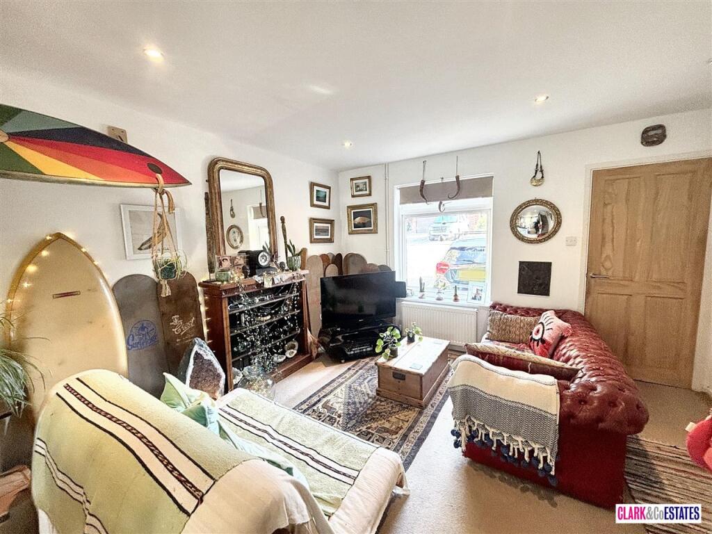 6 Denver Close photo 3