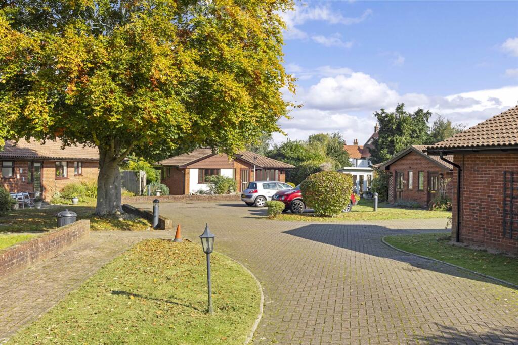 2-bed other on Oakmead Green, Epsom, £375,000
