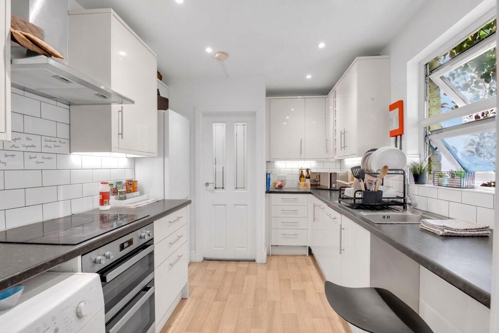 Apartment in London, London Borough of Hammersmith and Fulham - View 2