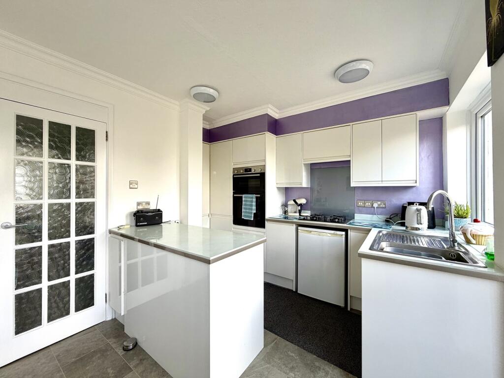 House in London, Royal Borough of Kingston upon Thames - More