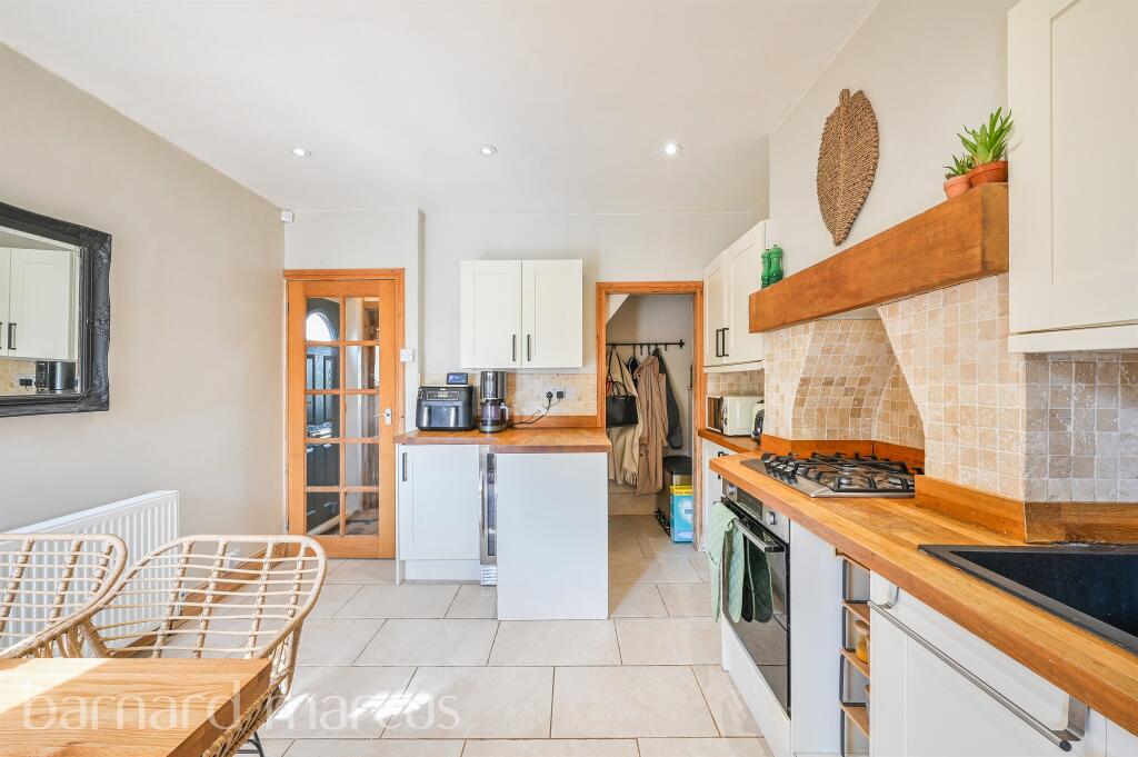 House in London, Malden Rushett - View 3