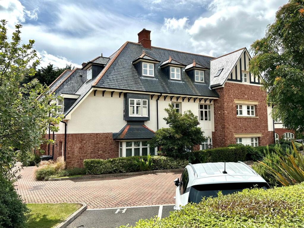 2-bed flat on The Parks, Minehead, £190,000