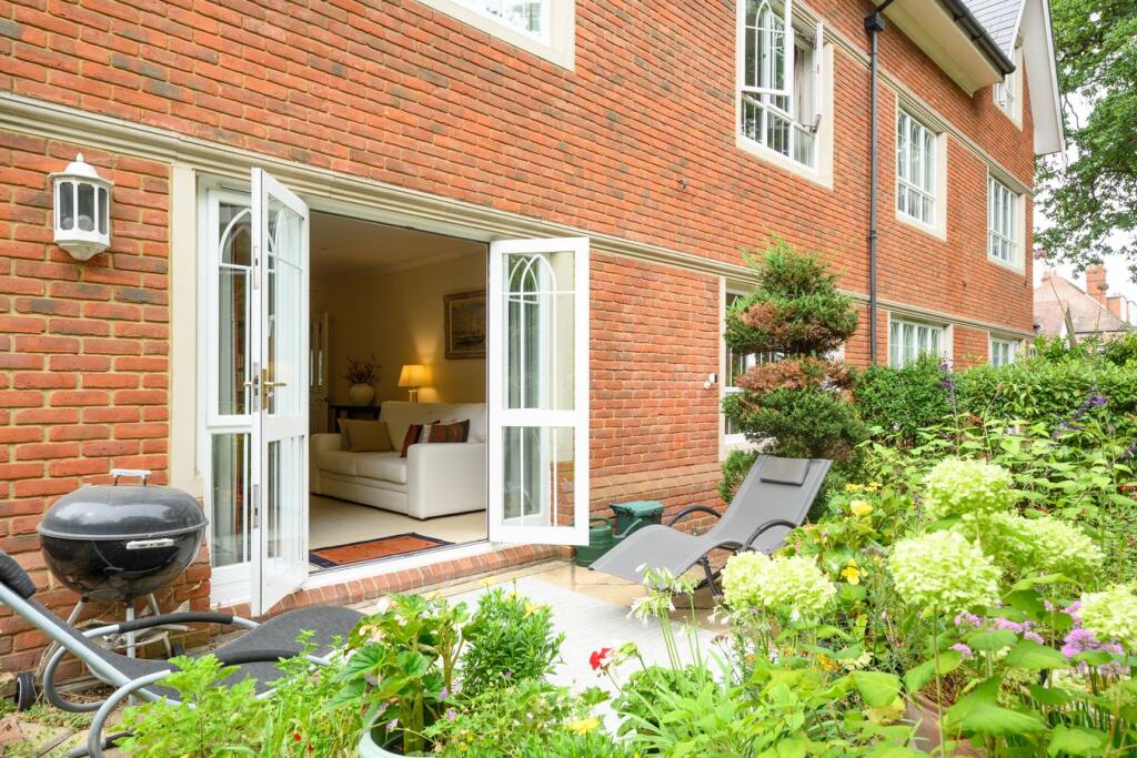 Apartment in Walton-on-Thames, Hersham - View 2