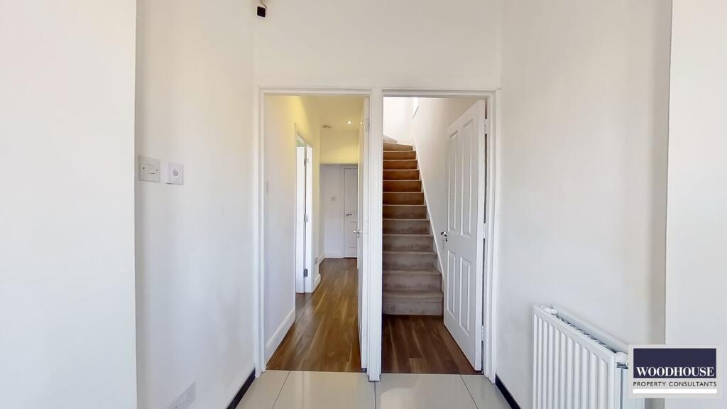 House in Broxbourne, Waltham Cross - View 2