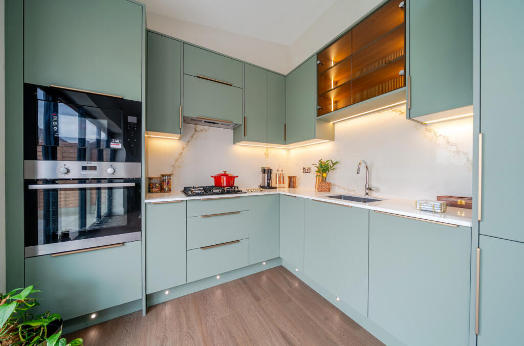 House in Orpington, Poverest, Petts Wood - View 4
