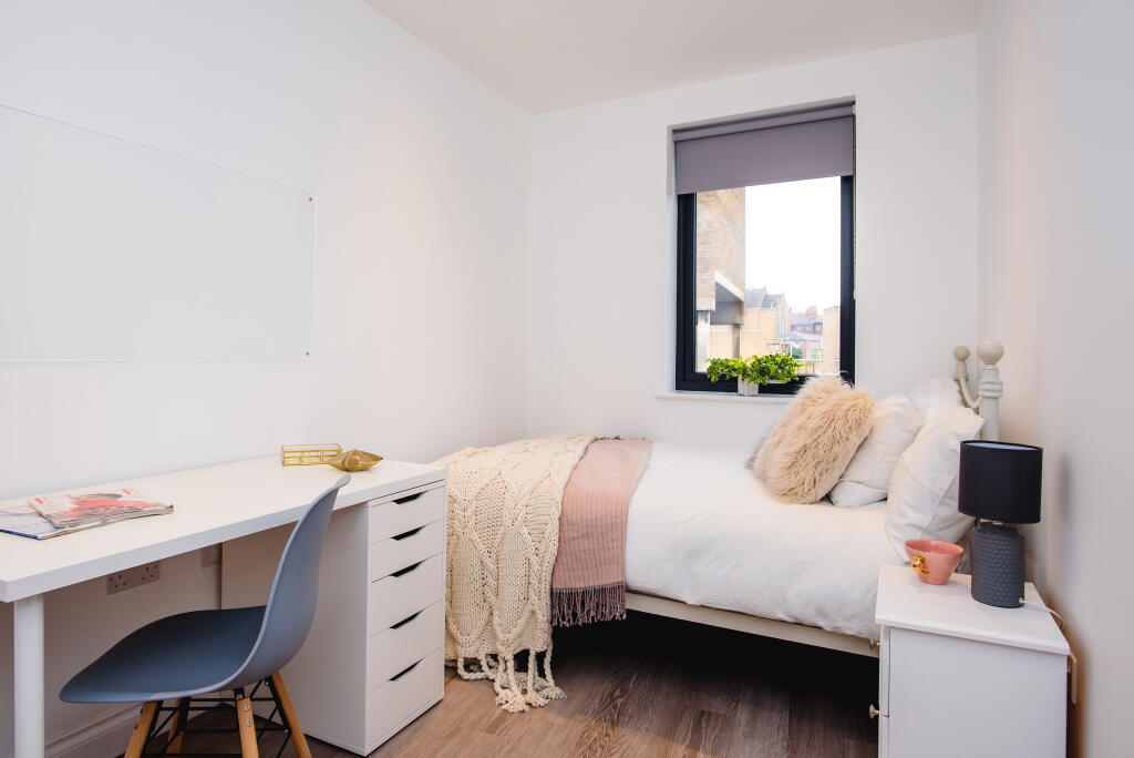 Main image of property: 3 bed // 2 Bath // Premium CITY CENTRE Student Apartment