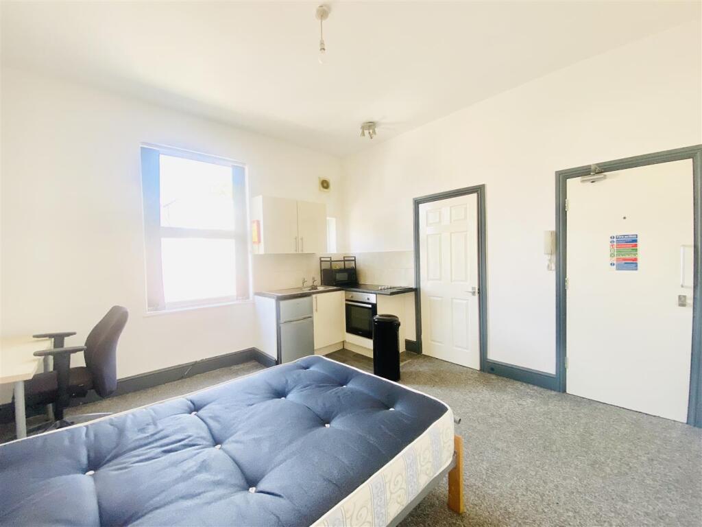 Studio flat for rent