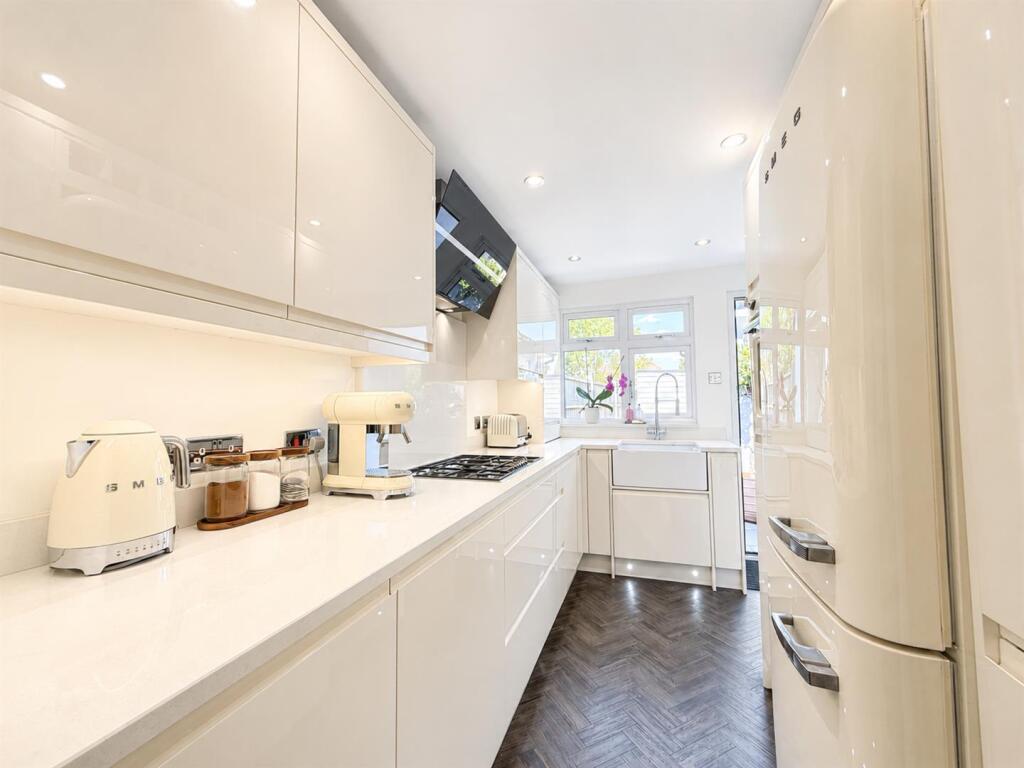 House in Brentwood, Navestock Side, Coxtie Green - More