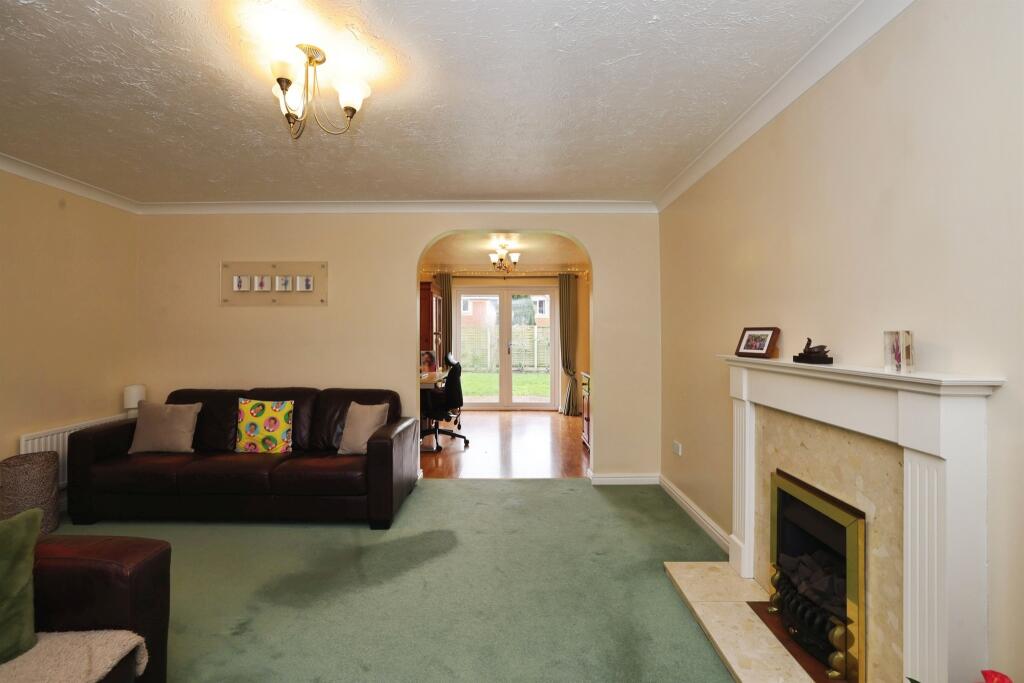 3 bed detached - Acacia Close, Chippenham image 2
