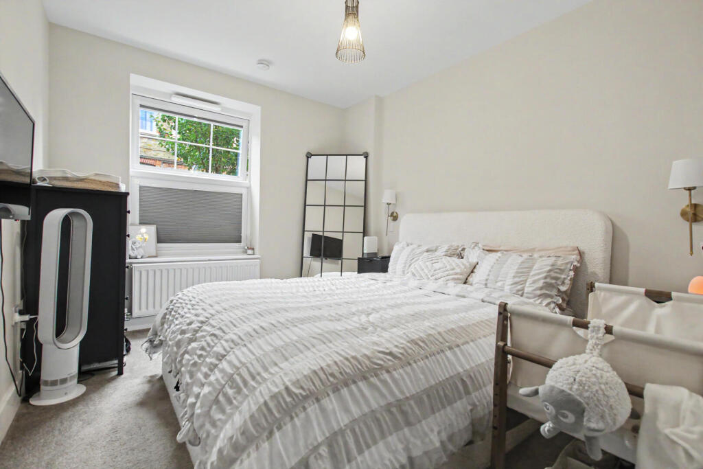Apartment in London, Albany Park - More