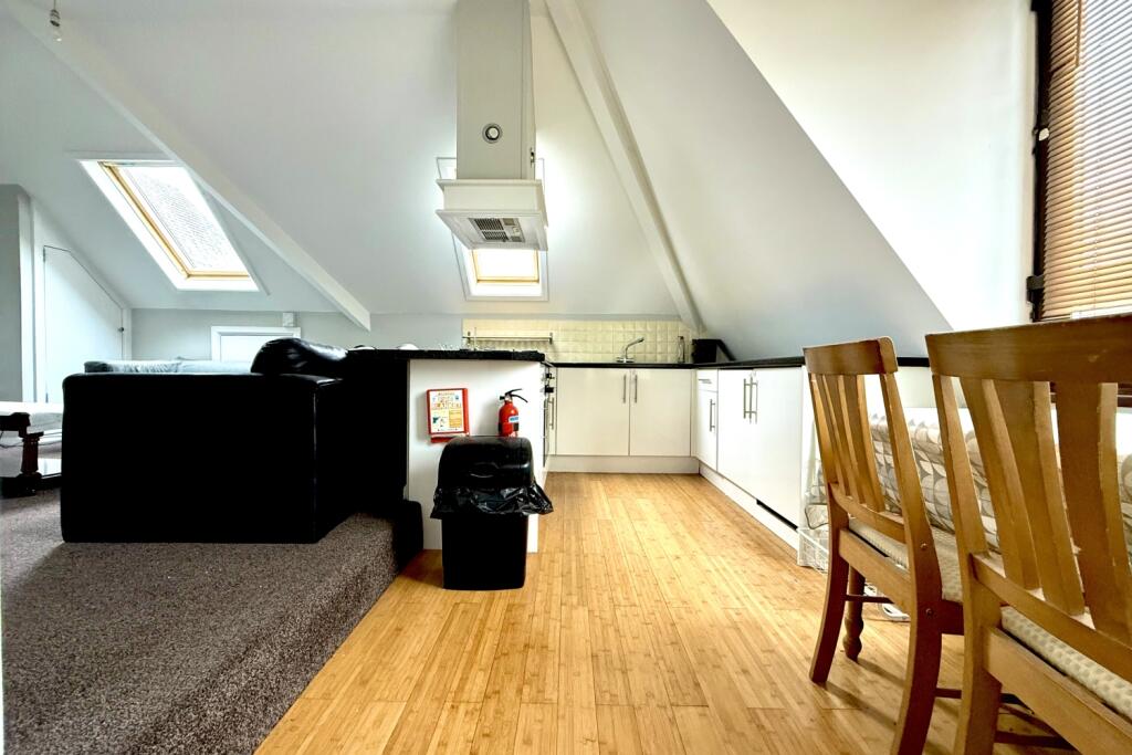 Apartment in Cardiff, Cyncoed - View 2