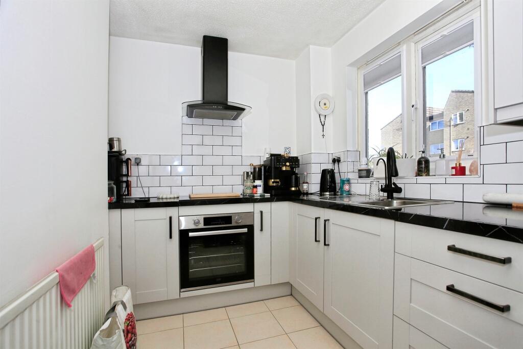 Apartment in Peterborough, Bretton - View 5