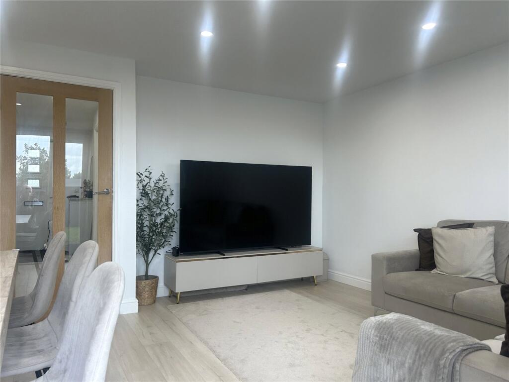 House in Oldham, Cowhill, Chadderton - More