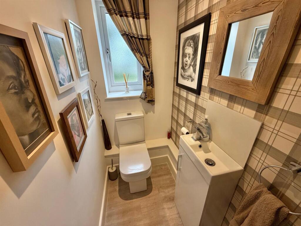 Chapel Drive, Wythall, Birmingham photo 3