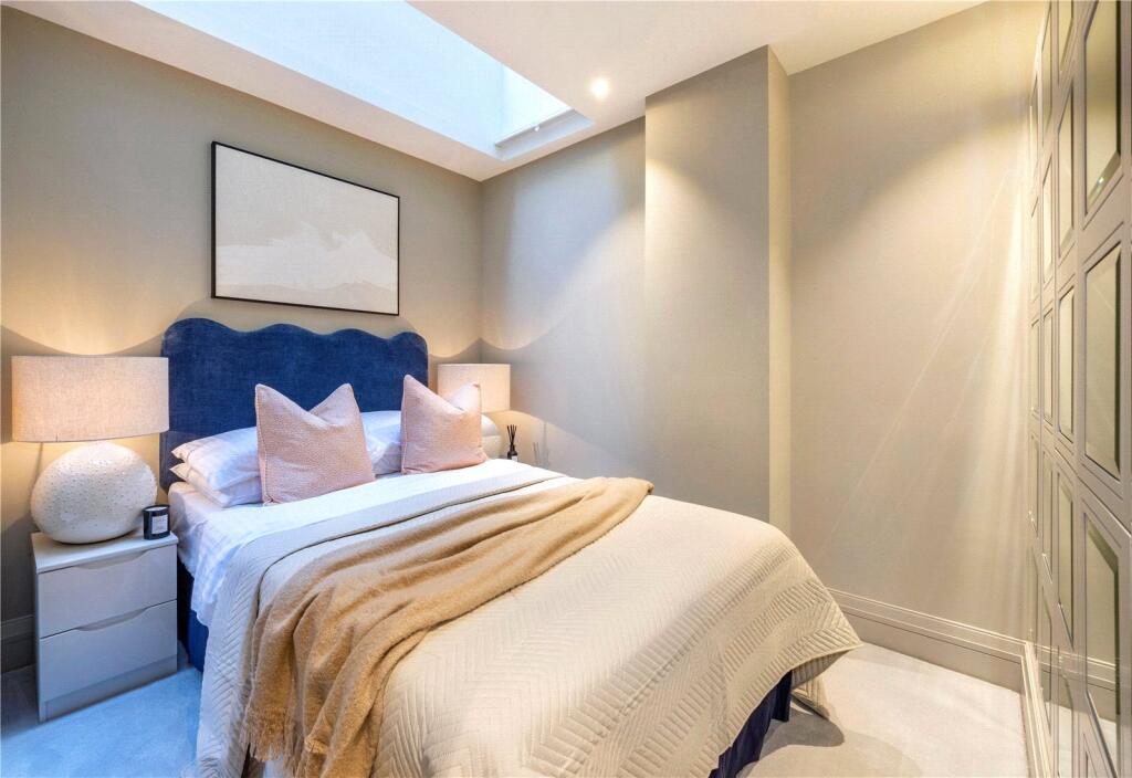 House in London, St Clement Danes, Covent Garden - More