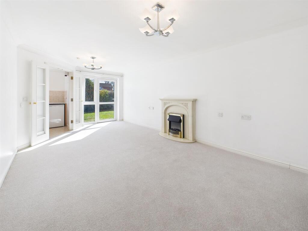 Sheppard Court, Tilehurst, Reading photo 4