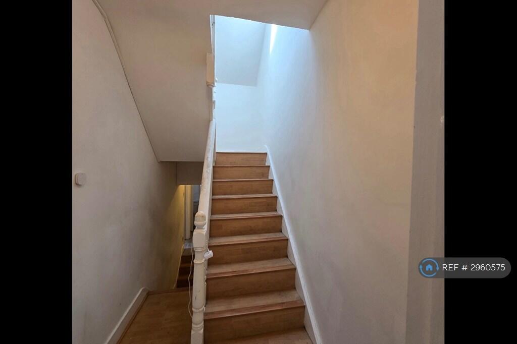 Apartment in London, Seven Sisters, West Green - View 4