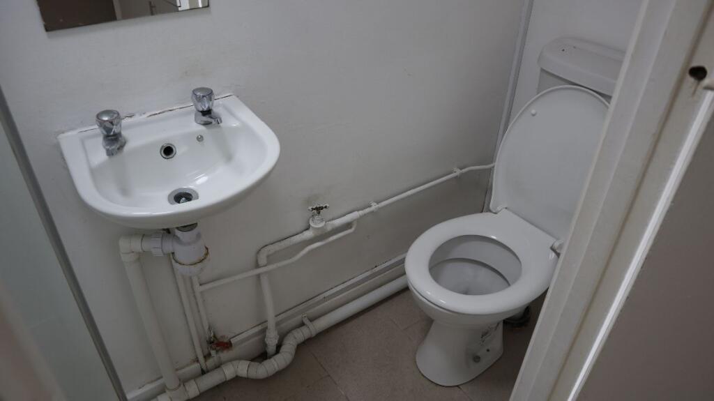Apartment in Cardiff, Llanedeyrn - More