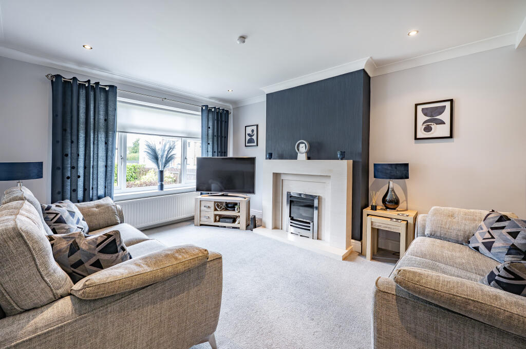 House in Bishopbriggs, Auchinairn - More