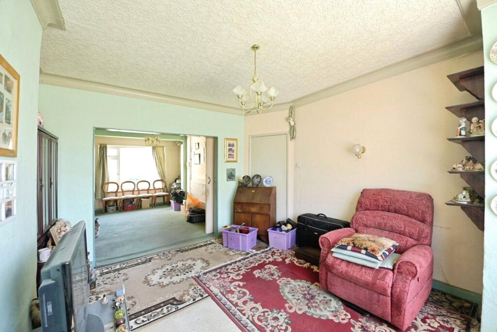 House in London, Collier Row - More
