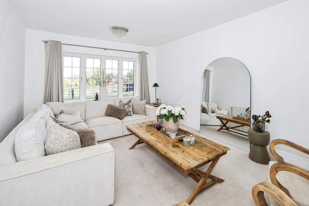 House in Warwick, Burton Green - View 2