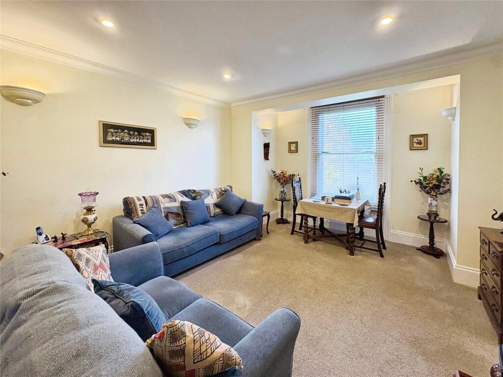 Millfield Avenue, East Cowes, Isle of Wight photo 4