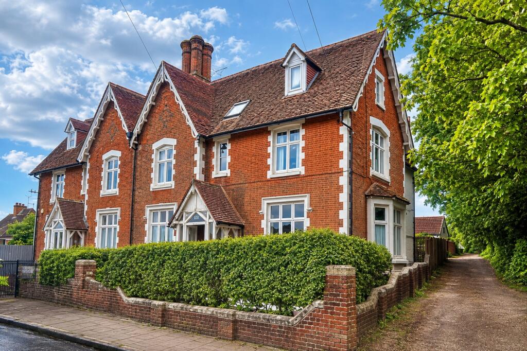 2-bed flat on Cranmore Lane, Aldershot, Hampshire, GU11, £250,000