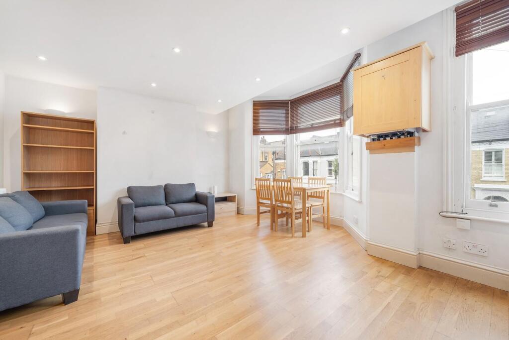 Apartment in London, Abbeville Village, Clapham - View 2