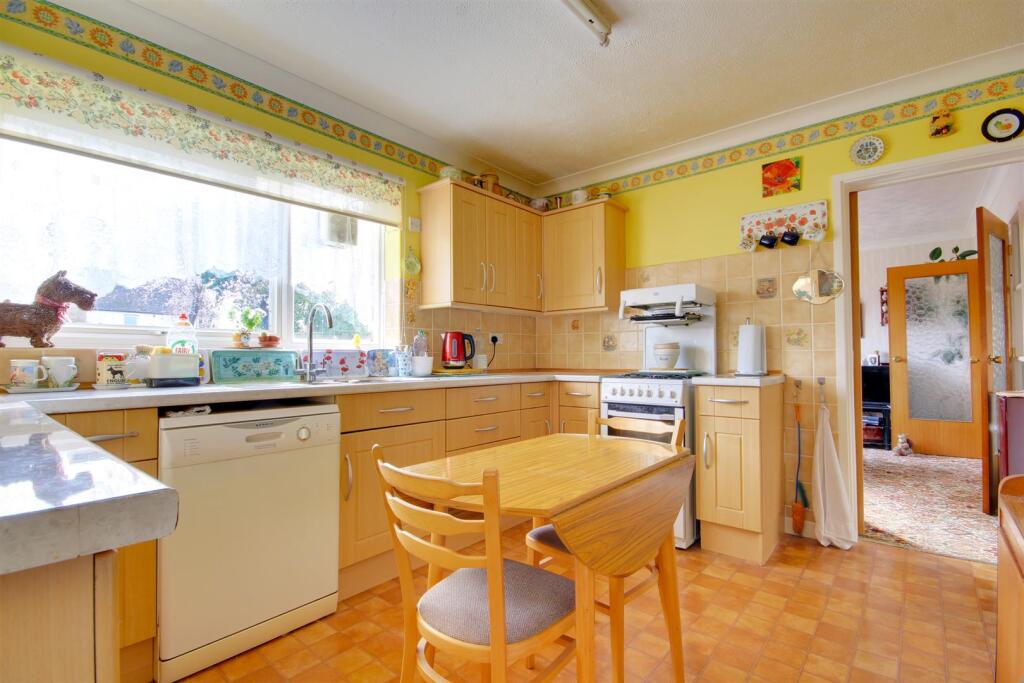 Priory Close, Needingworth photo 4