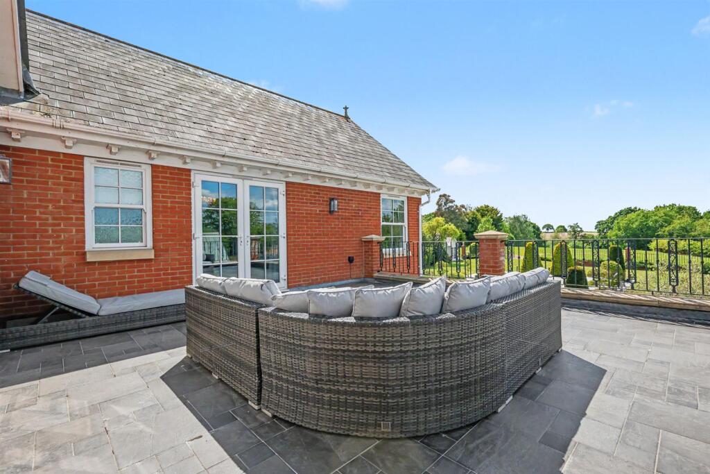 House in Rochford, Hockley - View 4