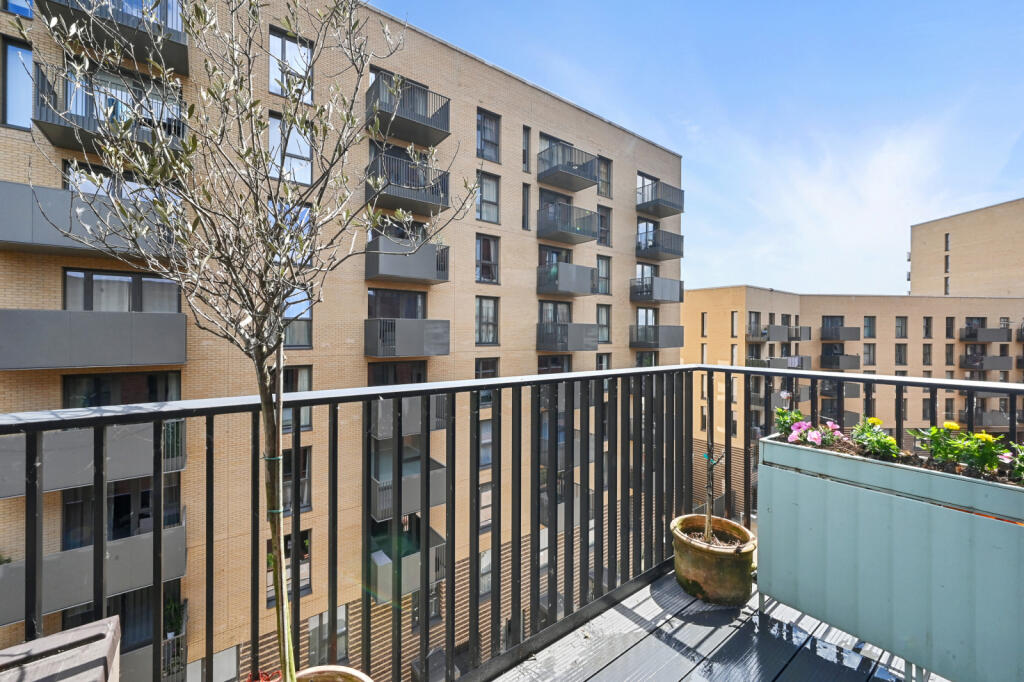 Hendon Waterside, Serin Apartments, NW9 photo 4