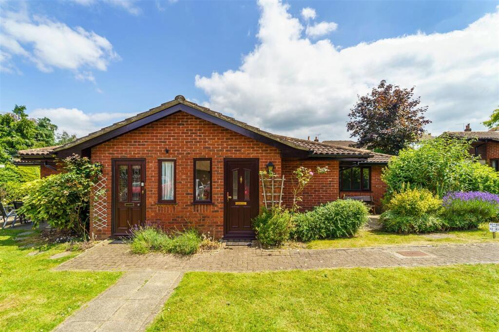 House in Epsom and Ewell, Woodcote, The Wells